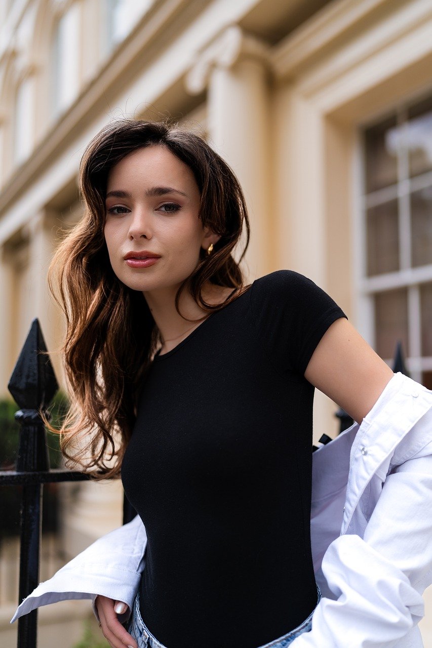 fashion, editorial photography, urban style, city fashion, modern portrait, street aesthetic, high-end fashion, bold statement, trendsetting look, contemporary elegance, casual sophistication, edgy style, architectural background, street-inspired, fashion-forward, dynamic pose, effortless chic, metropolitan vibe, artistic direction, minimalist fashion